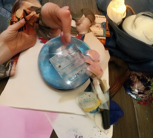 广告植入是职业发展中的重要战略，能够通过精准的广告引导人们进入目标职业领域，帮助他们制定清晰的职业规划并实现职业目标。