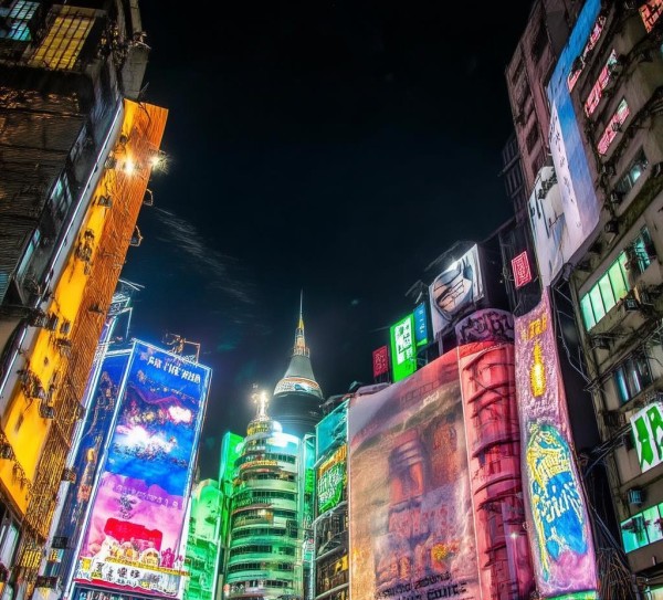 城市广告夜景,照明与文化的对话